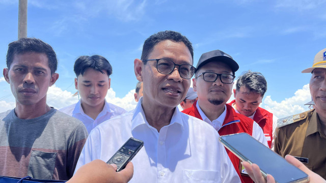 Wakil Menteri ESDM Yuliot saat mengunjungi Stasiun Pengisian Bahan Bakar Umum Nelayan (SPBUN) Tanjung Benoa, Bali, Senin (18/11/2024). Foto:  Fariza/kumparan