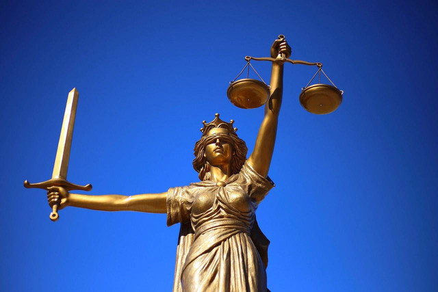 Lady justice image (Sumber: https://pixabay.com/photos/justice-statue-lady-justice-2060093/)