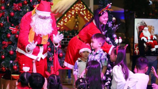 Kegiatan Meet Santa yang digelar Hotel Aryaduta Manado untuk menyambut Natal.