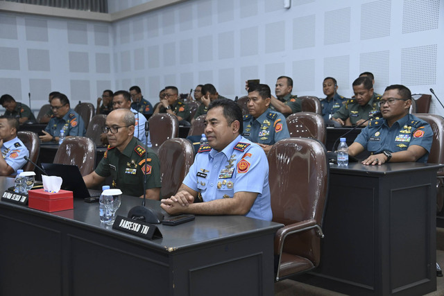 KSAL Laksamana Muhammad Ali menyampaikan pembekalan dalam Kuliah Umum Pasis Dikreg LII Sesko TNI TA. 2024, Bandung, Jawa Barat, Senin (18/11/2024). Foto: Dok. Dinas Penerangan TNI AL