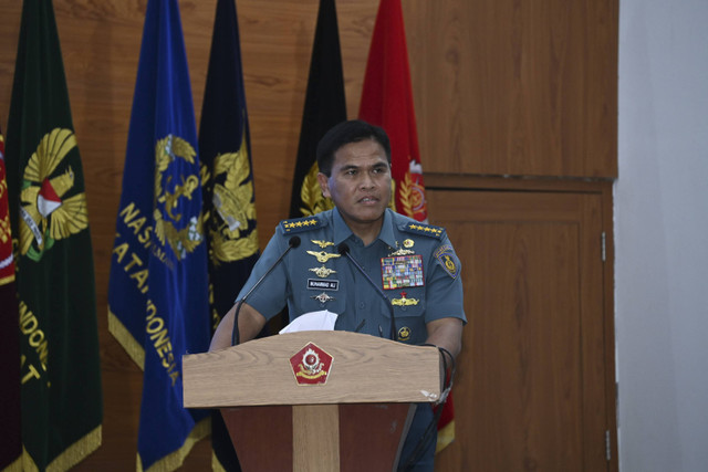 KSAL Laksamana Muhammad Ali menyampaikan pembekalan dalam Kuliah Umum Pasis Dikreg LII Sesko TNI TA. 2024, Bandung, Jawa Barat, Senin (18/11/2024). Foto: Dok. Dinas Penerangan TNI AL