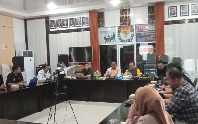 Rapat KPU Sultra yang membahas debat publik ketiga.