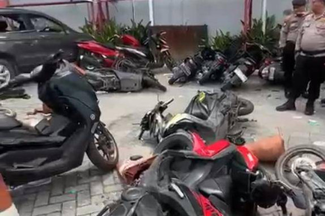 Tangkapan layar video bentrok 2 ormas di Kota Pekanbaru, Riau. Foto: Dok. Istimewa