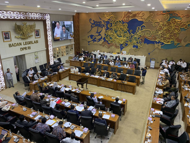 Suasana rapat kerja Baleg DPR RI pembahasan UU DKJ dan Prolegnas bersama Pemerintah dan DPD di ruang rapat Baleg DPR, Kompleks Parlemen Senayan, Jakarta, Senin (18/11/2024). Foto: Luthfi Humam/kumparan