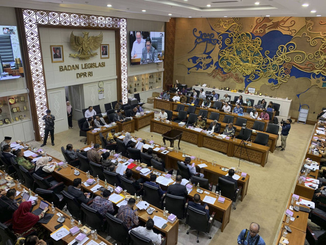 Suasana rapat kerja Baleg DPR RI pembahasan UU DKJ dan Prolegnas bersama Pemerintah dan DPD di ruang rapat Baleg DPR, Kompleks Parlemen Senayan, Jakarta, Senin (18/11/2024). Foto: Luthfi Humam/kumparan