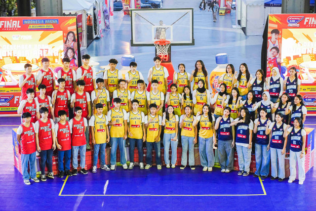 Sesi perkenalan tim finalis putra dan putri yang akan bersaing pada Honda DBL with Kopi Good Day 2024 Final Jakarta di Indonesia Arena, 6 Desember mendatang. Foto: DBL