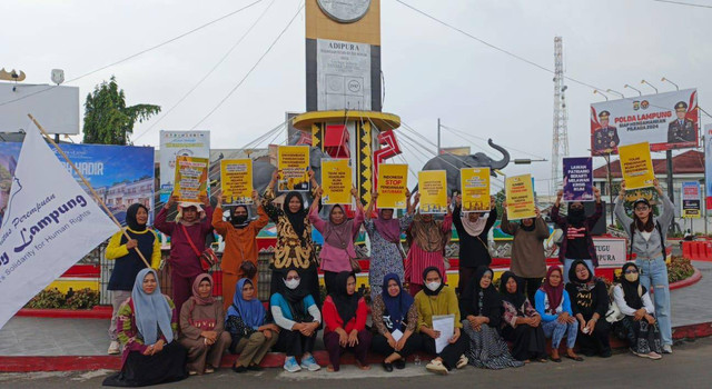 Aksi damai Perempuan Bersuara atas Iklim: Menuntut Keadilan Iklim di COP29 yang dilakukan oleh Solidaritas Perempuan Sebay Lampung di Tugu Adipura | Foto : Ist