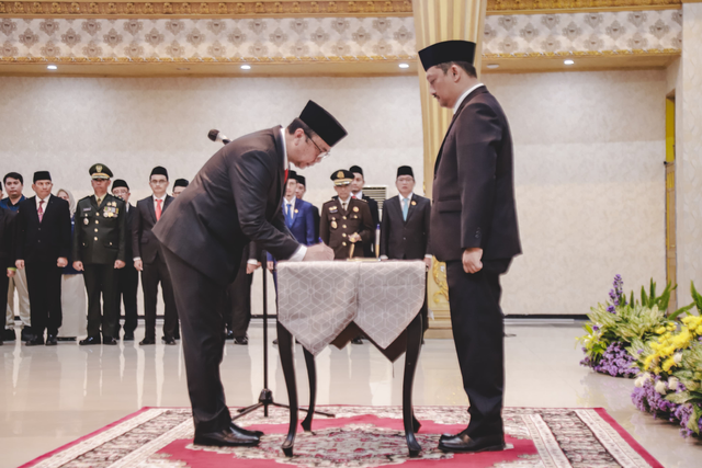 Pj Sekda Jember Arief Tyahyono (kiri) saat dilantik oleh Pjs Bupati Jember, Imam Hidayat (kanan). Foto: Dok. Istimewa