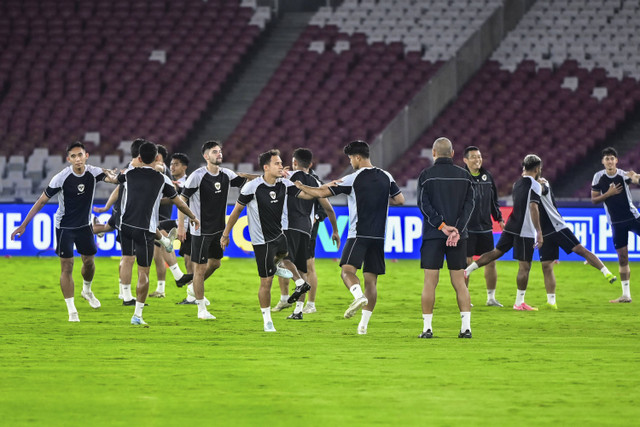 Pemain Timnas Indonesia menjalani sesi latihan resmi di Stadion Utama Gelora Bung Karno, Senayan, Jakarta, Senin (18/11/2024). Foto: Rivan Awal Lingga/ANTARA FOTO