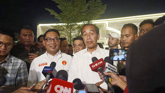 Ridwan Kamil bersama Jokowi saat dijumpai di Kemayoran, Jakarta Pusat, Senin (18/11/2024). Foto: Thomas Bosco/kumparan