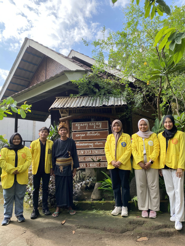 Foto bersama Amiq Khalid, Budayawan desa Genggelang, di depan Museum desa Genggelang