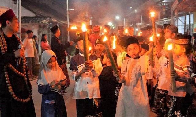 Gambar 1. Suasana pawai obor saat memperingati isra' dan mi'raj Nabi Muhammad (Sumber: Dokumentasi Pribadi)