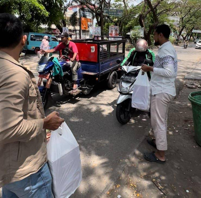 Komunitas Pengusaha TDA Makassar Bagikan 150 Pax Makan Siang Lewat Charity Food