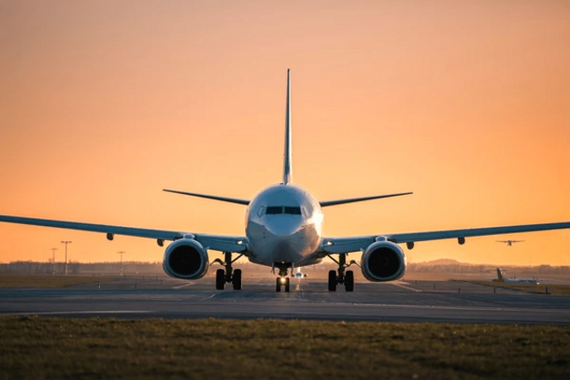 Gambar diambil dari https://www.shutterstock.com/image-photo/traffic-airport-golden-sunset-front-view-2471000881