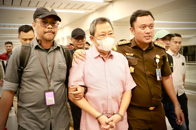 Hendry Lie baru ditangkap Kejagung pada Senin (18/11) malam. Ia ditangkap di Bandara Soetta sepulangnya dari Singapura.
 Foto: Kejagung