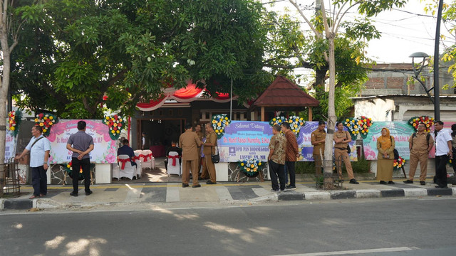 Suasana rumah keluarga Menteri Lingkungan Hidup (LH) Kepala Badan Pengendalian Lingkungan Hidup (BPLH) Hanif Faisol Nurofiq di Bojonegoro. Senin (18/11/2024). (Aset: Istimewa)