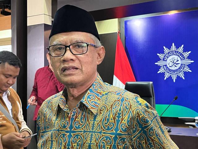 Ketua Umum Pimpinan Pusat (PP) Muhammadiyah, Haedar Nashir saat memberikan keterangan kepada awak media di Yogyakarta. (Foto : M Wulan)