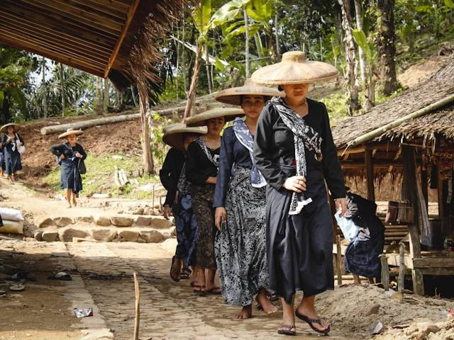 Ilustrasi bagaimana perubahan sosial budayanya jika suatu masyarakat menutup diri dari dunia luar. Foto: Unsplash/Alvian Hasby