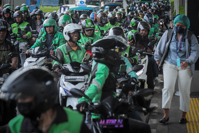 Pengemudi ojek online (Ojol) mencari penumpang di kawasan Pancoran, Jakarta, Selasa (18/11/2024). Foto: Iqbal Firdaus/kumparan