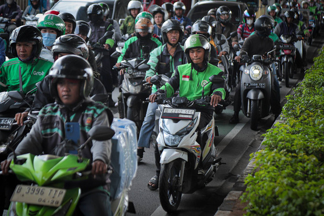 Pengemudi ojek online (Ojol) mencari penumpang di kawasan Pancoran, Jakarta, Selasa (18/11/2024). Foto: Iqbal Firdaus/kumparan