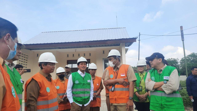 Menteri Lingkungan Hidup, Hanif Faisol saat meninjau kondisi sampah di Tempat Pembuangan Akhir (TPA) Piyungan, Sitimulyo, Piyungan, Bantul, Daerah Istinewa Yogyakarta (DIY) pada Senin (18/11/2024). Foto: Hadid Husaini