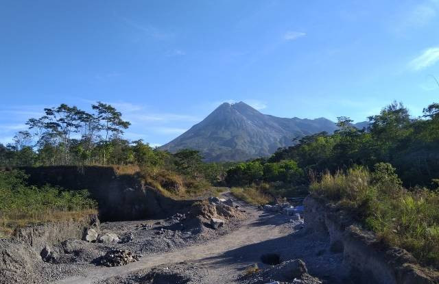 Gambar Gunung Merapi diambil oleh Aditya99966, diakses melalui Pixabay.com.