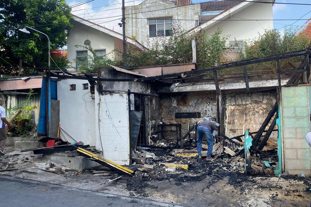 Warung nasi rames di Semarang yang terbakar, Selasa (19/11/2024). Foto: Intan Alliva Khansa/kumparan