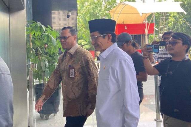 Deputi Pendidikan dan Peran Serta Masyarakat KPK Wawan Wardiana menyambut kedatangan Menteri Agama Nasarudin Umar di Gedung KPK, Jakarta Selatan, Selasa (19/11/2024). Foto: Alya Zahra/kumparan 