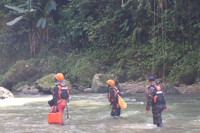 Tim SAR Nias melakukan pencarian terhadap 3 warga yang hilang terseret arus sungai. Foto: SAR Nias