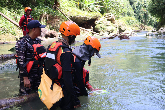 Tim SAR Nias melakukan pencarian terhadap 3 warga yang hilang terseret arus sungai. Foto: SAR Nias