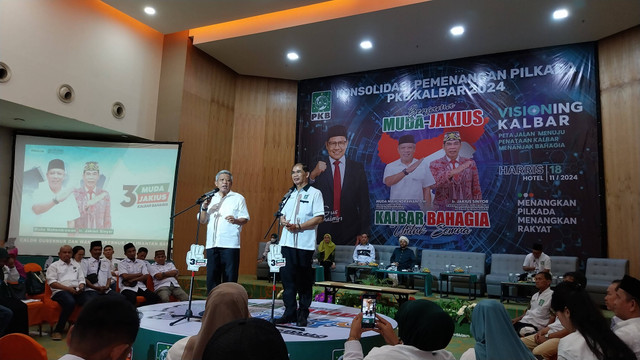 Calon Gubernur dan Wakil Gubernur Kalbar nomor urut 3, Muda Mahendrawan dan Jakius Sinyor saat menyampaikan visi misinya pada Senin, 18 November 2024. Foto: Alycoa Tracy Nabila/Hi!Pontianak