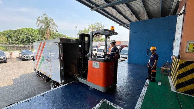 Proses loading muatan ke truk listrik Fuso eCanter milik PT Yusen Logistics Indonesia. Foto: Aditya Pratama Niagara/kumparan