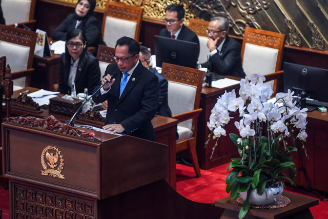 Menteri Dalam Negeri Tito Karnavian menyampaikan laporan dari pemerintah terkait RUU DKJ pada Rapat Paripurna Ke-8 Masa Persidangan I Tahun Sidang 2024-2025, di kompleks Parlemen, Senayan, Jakarta, Selasa (19/11/2024). Foto: Galih Pradipta/ANTARA FOTO