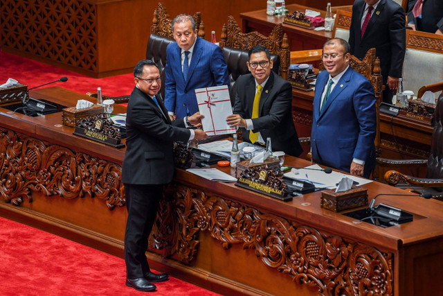 Mendagri Tito Karnavian menyerahkan laporan dari pemerintah terkait RUU DKJ kepada Wakil Ketua DPR Adies Kadir pada Rapat Paripurna Ke-8 Masa Persidangan I Tahun Sidang 2024-2025, di Kompleks Parlemen, Senayan, Jakarta, Selasa (19/11/2024). Foto: Galih Pradipta/ANTARA FOTO