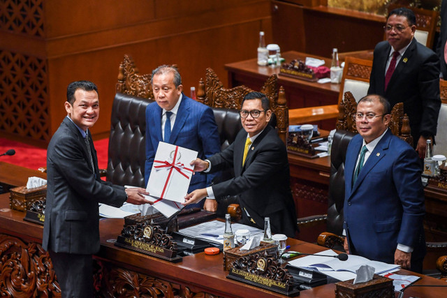 Wakil Ketua DPR Adies Kadir menerima berkas laporan pembahasan RUU DKJ dari Wakil Ketua Baleg DPR Martin Manurung saat Rapat Paripurna Ke-8 Masa Persidangan I Tahun Sidang 2024-2025, di kompleks Parlemen, Senayan, Jakarta, Selasa (19/11/2024). Foto: Galih Pradipta/ANTARA FOTO