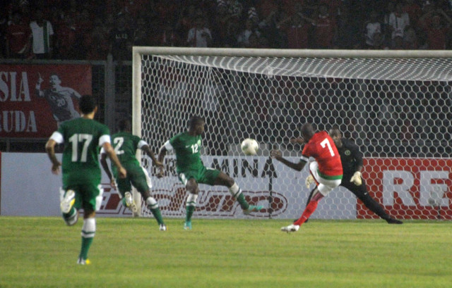 Timnas Indonesia melawan Arab Saudi pada pertandingan Grup C kualifikasi Piala Asia 2015 di Stadion Gelora Bung Karno, Jakarta, pada 23 Maret 2013. Foto: BAY ISMOYO / AFP