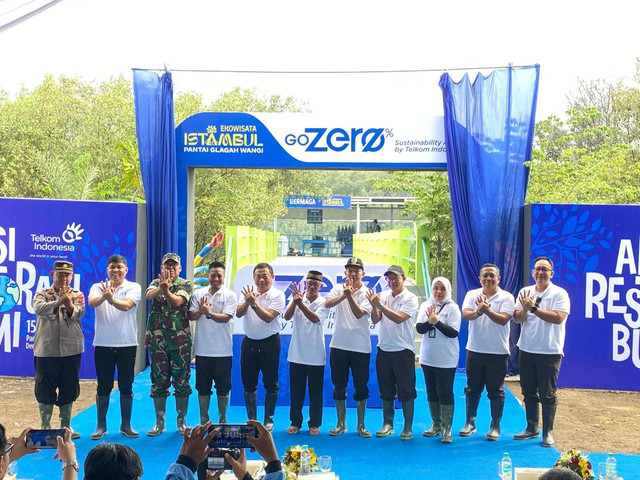 Peresmian Brand Name ESG TelkomGroup "Go Zero" oleh Direktur Utama Telkom Ririek Adriansyah beserta jajaran Direksi & Senior Leaders Telkom, disaksikan Sekretaris Camat Karangtengah Anwar Masdari, S.Pi., M.M., Kepala Desa Tambak Bulusan Ahmad Chabibullah, S.Psi., Komandan Rayon Militer Karangtengah Capt. Infanteri Suparmin, dan Wakil Kepala Polisi Sektor Karangtengah Ipda Rahmat Heriawan di Pantai Glagah Wangi, Demak (15/11). Foto: Dok. Telkom