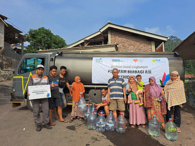  Rumah Zakat Bersama PLN Indonesia Power Menyalurkan Air Bersih.