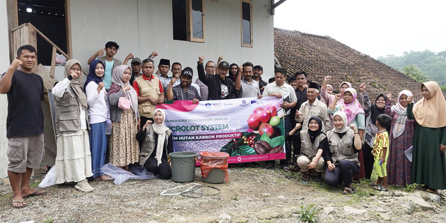 IPB Dampingi Pembuatan Pupuk Bioenzim untuk Kelompok Tani Hutan Desa Karangjaya