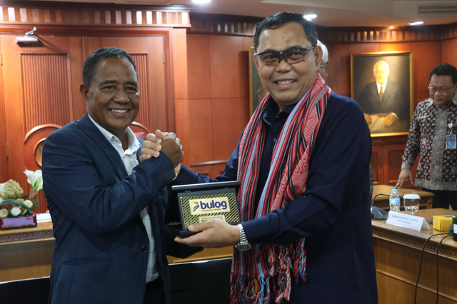 Wakil Direktur Utama Perum BULOG Mayjen TNI (Purn) Marga Taufiq (kanan) bersama delegasi dari Centro Logistica Nacional Intittuto Public (NCL I.P.) Timor Leste di Kantor Pusat Perum BULOG, Jakarta. Foto: Dok. BULOG