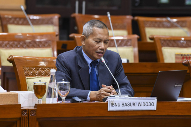 Calon pimpinan KPK Ibnu Basuki Widodo menjawab pertanyaan saat mengikuti uji kelayakan dan kepatutan bersama Komisi III DPR di Kompleks Parlemen, Senayan, Jakarta, Selasa (19/11/2024). Foto: Galih Pradipta/ANTARA FOTO