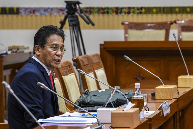 Calon pimpinan KPK Johanis Tanak menjawab pertanyaan saat mengikuti uji kelayakan dan kepatutan bersama Komisi III DPR di Kompleks Parlemen, Senayan, Jakarta, Selasa (19/11/2024). Foto: Galih Pradipta/ANTARA FOTO