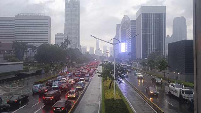 Hujan deras guyur Jalan Jenderal Sudirman, lalu lintas menuju Stadion Utama Gelora Bung Karno terpantau padat jelang Indonesia vs Arab Saudi, Selasa (19/11/2024). Foto: Thomas Bosco/kumparan