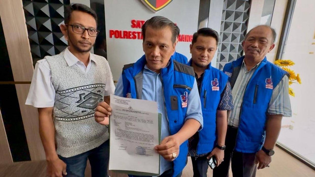 Tim hukum paslon nomot urut 02 Ahmad Luthfi dan Taj Yasin melaporkan sejumlah akun media sosial yang diduga menyebarkan ujaran kebencian dan hoaks ke Polrestabes Semarang. Foto: Dok. Istimewa