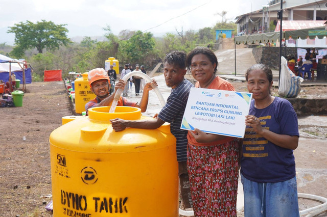 BPJS Ketenagakerjaan bersama Rumah Zakat Salurkan Air Bersih di Lewotobi.