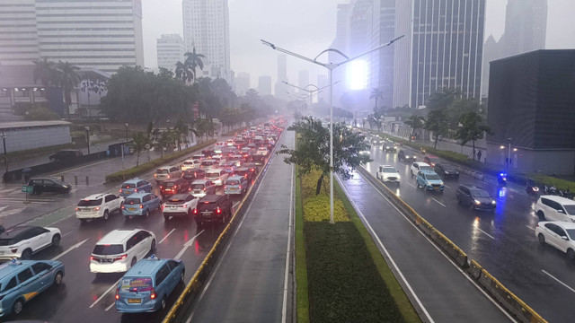 Hujan deras guyur Jalan Jenderal Sudirman, lalu lintas menuju Stadion Utama Gelora Bung Karno terpantau padat jelang Indonesia vs Arab Saudi, Selasa (19/11/2024). Foto: Thomas Bosco/kumparan