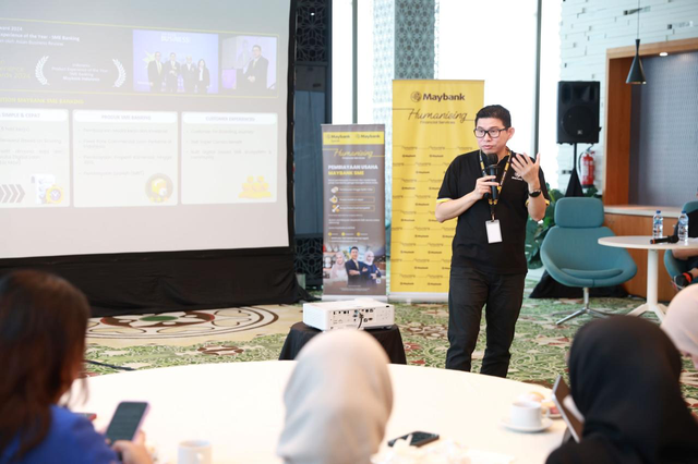 Head SME Banking Maybank Indonesia David Wongso saat memberikan paparan mengenai sektor UKM di Indonesia dan dukungan bisnis SME Banking Maybank Indonesia di Kantor Pusat Maybank Indonesia, Jakarta, Selasa (19/11) .Foto: Dok. Maybank Indonesia