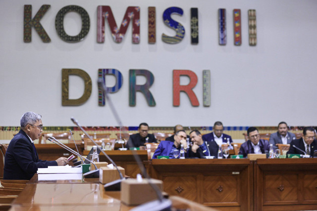 Calon Pimpinan (Capim) KPK Setyo Budianto mengikuti uji kelayakan dan kepatutan bersama Komisi III DPR di Kompleks Parlemen, Senayan, Jakarta, Senin (18/11/2024).  Foto: Dhemas Reviyanto/ANTARA FOTO