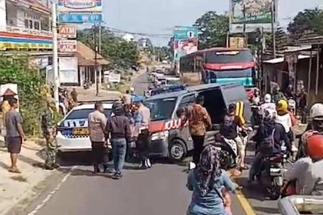 Dua unit kendaraan milik Polsek Cadasari dan Satlantas Polres Pandeglang bertabrakan di Jalan Raya Pandeglang-Serang, Kampung Waas, Desa Cadasari, Kecamatan Cadasari, Kabupaten Pandeglang, Banten, pada Selasa (19/11/2024). Foto: Dok. Istimewa