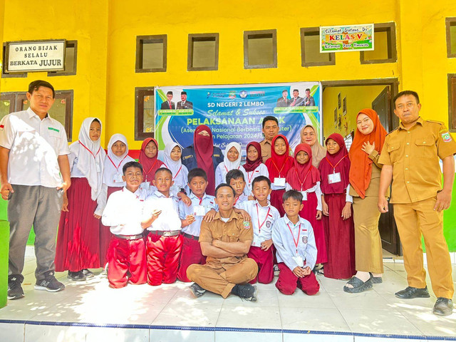 Dok Pribadi. Guru dan siswa berfoto bersama setelah pelaksanaan assesmen sekolah